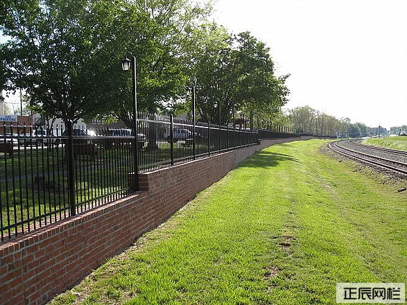 庭院護(hù)欄用什么材料好