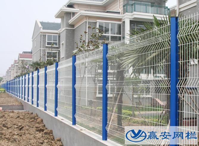 鐵絲護(hù)欄網(wǎng)