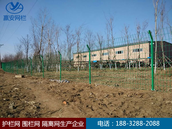 鐵絲網(wǎng)圍欄 鐵絲網(wǎng)圍欄