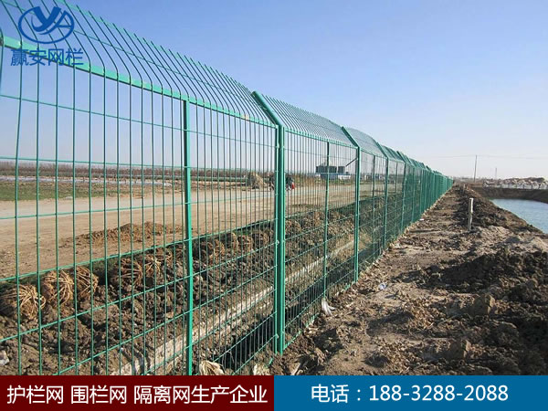 鐵絲網(wǎng)圍欄 鐵絲網(wǎng)圍欄