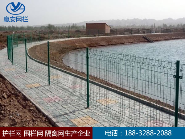 鐵絲網(wǎng)圍欄 鐵絲網(wǎng)圍欄