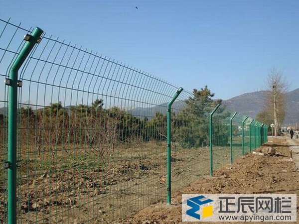鐵絲網圍欄
