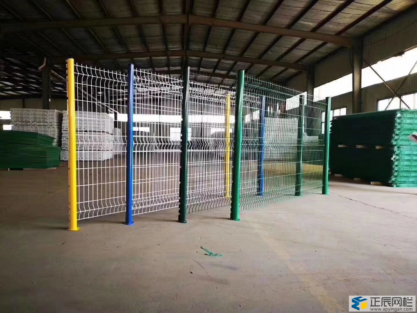 桃型柱護欄網立柱與網片不同色彩搭配