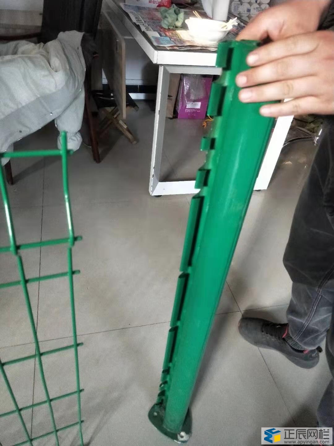 桃型柱護欄網正確安裝與錯誤安裝方法對比1