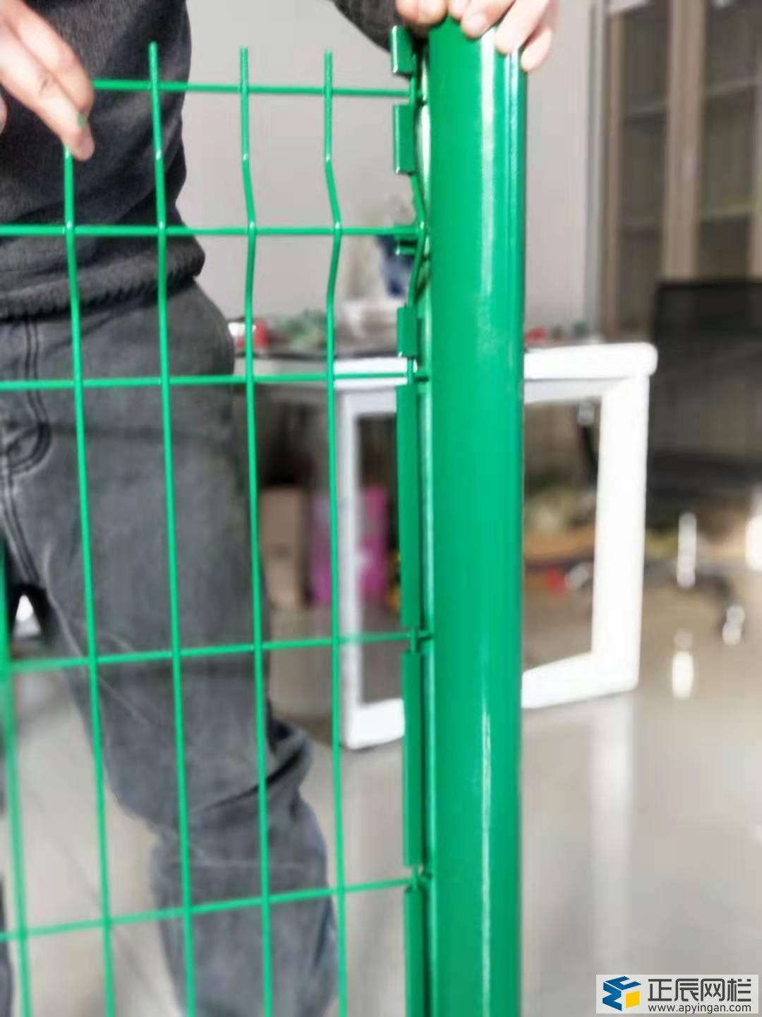 桃型柱護欄網正確安裝與錯誤安裝方法對比2