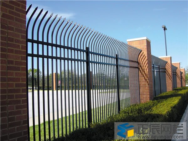 小區(qū)護(hù)欄網(wǎng)廠家